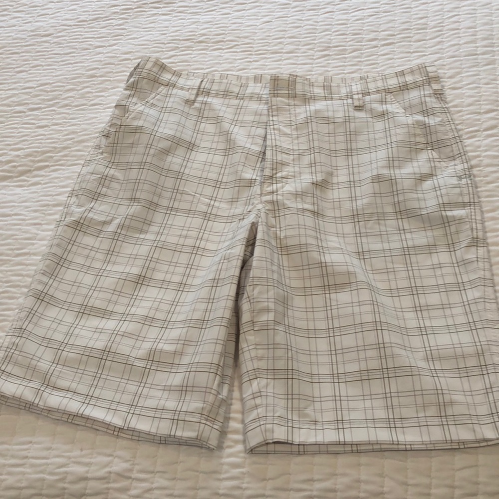 Men’s under Armour golf shorts 38